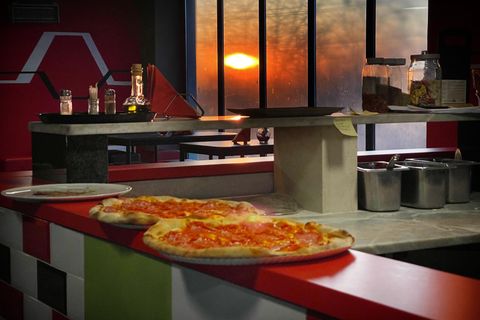 Pizza proaspăt scoasă din cuptor pe barul Zonei Relax, la apus